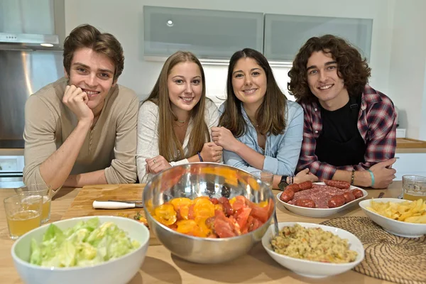 Flatmates Gostando Cozinhar Juntos Casa — Fotografia de Stock