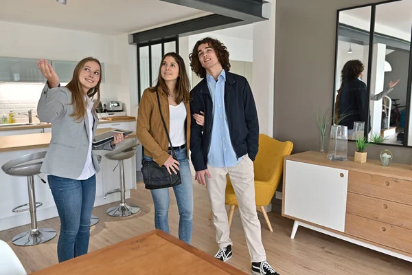 Jovem Casal Visitando Apartamento Moderno — Fotografia de Stock