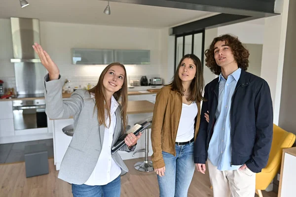 Pareja Joven Visitando Apartamento Moderno —  Fotos de Stock