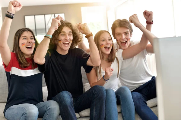 Junge Leute Unterstützen Deutsche Nationalmannschaft Fernsehen — Stockfoto