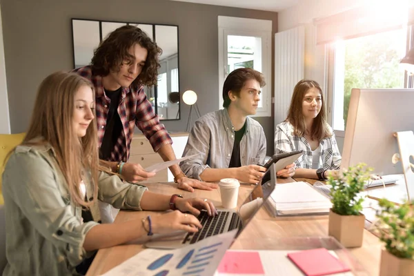 Proje üzerinde çalışan bir grup öğrenci