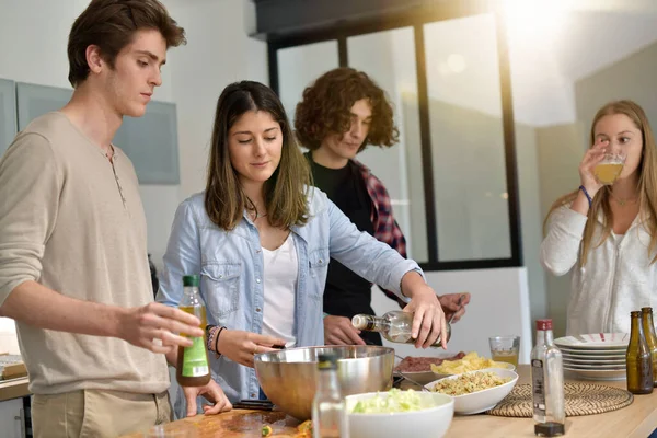 Lägenhetskompisar Matlagning Tillsammans Hemma — Stockfoto