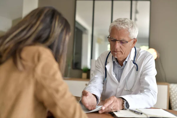 Médico Que Atende Paciente Consultório — Fotografia de Stock