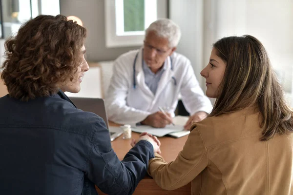 Pareja Joven Que Tiene Una Cita Consultorio Del Médico —  Fotos de Stock