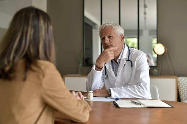 Doktor Ošetřující Pacienta Ordinaci — Stock fotografie