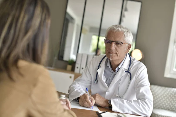 Görevdeki Hastayla Ilgilenen Doktor — Stok fotoğraf