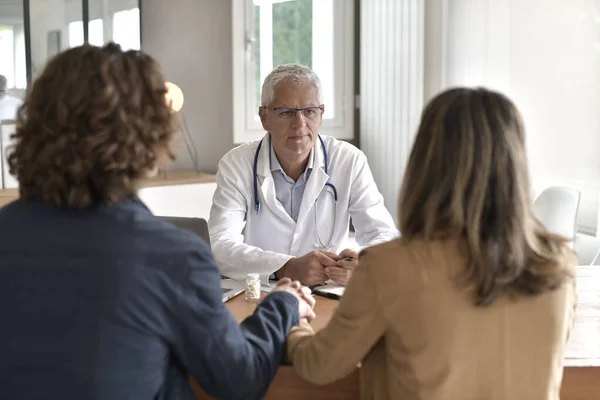 Casal Jovem Tendo Uma Consulta Consultório Médico — Fotografia de Stock