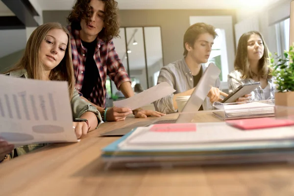 Grupa Studentów Pracujących Razem Nad Projektem — Zdjęcie stockowe