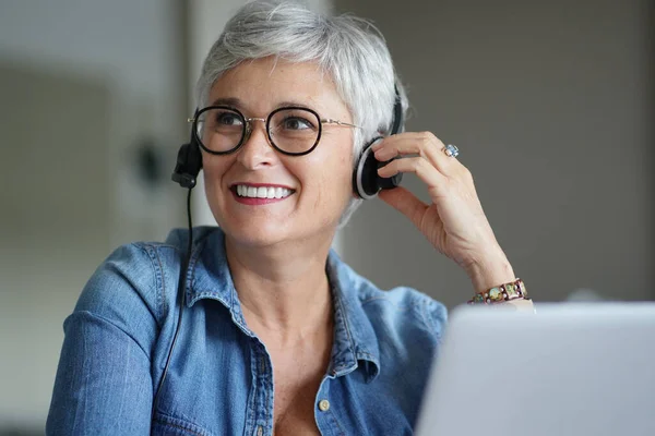 Volwassen Vrouw Met Grijs Kort Haar Werken Vanuit Huis Tijdens — Stockfoto