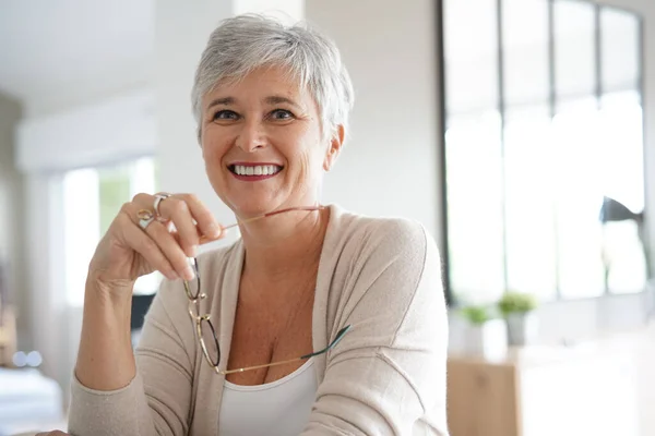 Vrolijke Oudere Vrouw Thuis — Stockfoto