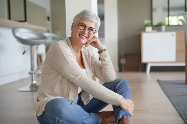 Lächelnde Jährige Frau Mit Brille — Stockfoto