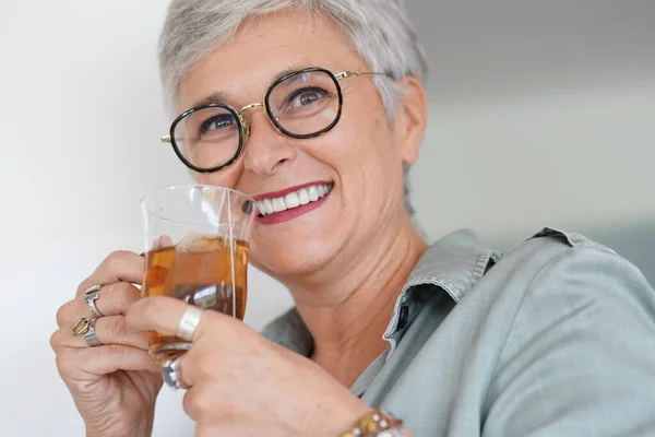 Glada Årig Kvinna Dricker Varmt Hemma — Stockfoto