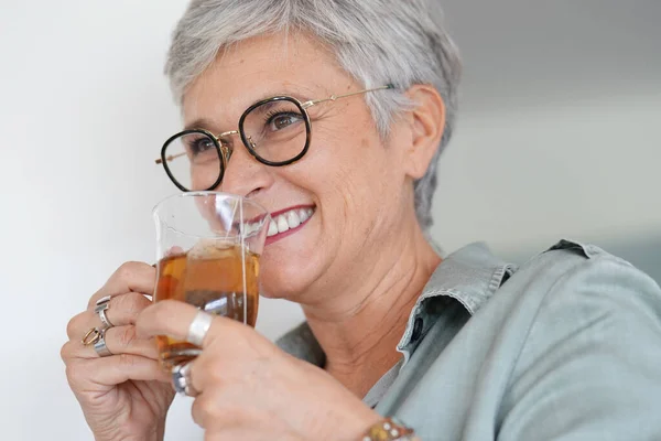 Glada Årig Kvinna Dricker Varmt Hemma — Stockfoto