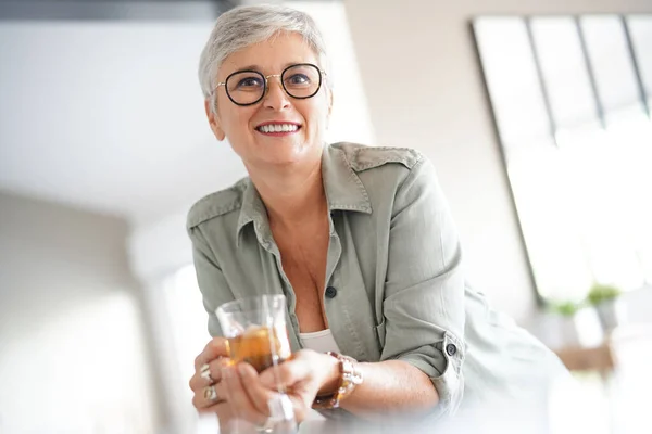 Mujer Alegre Años Bebiendo Caliente Casa —  Fotos de Stock