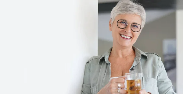 Wanita Tahun Yang Ceria Minum Teh Panas Rumah — Stok Foto