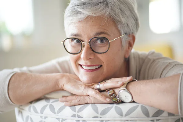 Portrait Une Belle Femme Souriante Ans Aux Cheveux Blancs — Photo