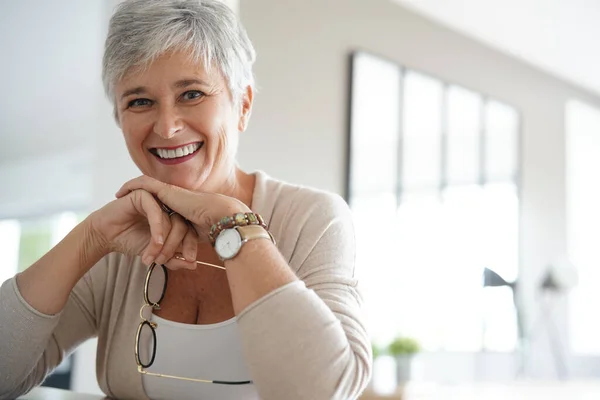 Alegre Mujer Mayor Casa — Foto de Stock