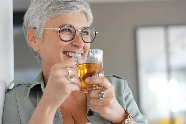 Fröhliche Jährige Frau Trinkt Hause Heißen Tee — Stockfoto