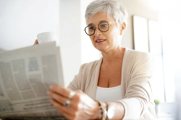Portrait Beautiful Year Old Woman White Hair Reading Newspaper — Stock Photo, Image