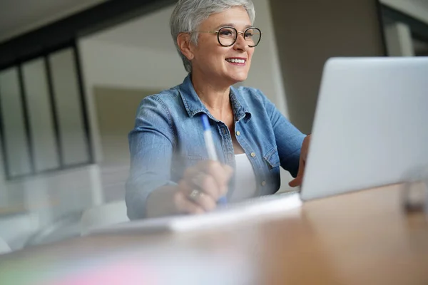 Retrato Una Hermosa Mujer Años Con Pelo Blanco Trabajando Desde —  Fotos de Stock