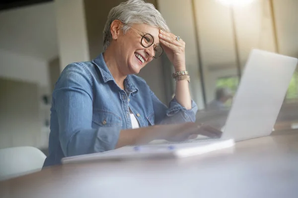 Retrato Una Hermosa Mujer Años Con Pelo Blanco Trabajando Desde —  Fotos de Stock