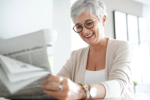 Portrait Smiling Mature Woman Home Reading Newspaper — Stock Photo, Image