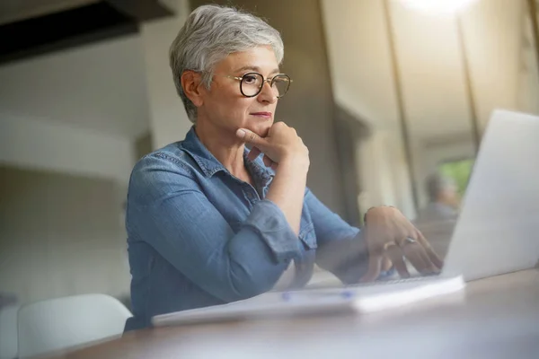 Retrato Una Hermosa Mujer Madura Años Con Pelo Blanco Trabajando —  Fotos de Stock