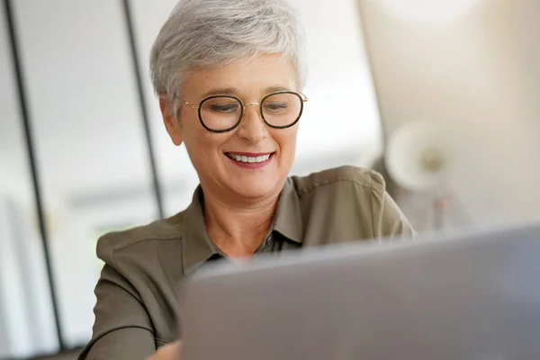 Aantrekkelijke Oudere Vrouw Werkt Laptop — Stockfoto