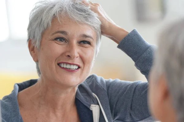 Mujer Mayor Feliz Mirando Espejo — Foto de Stock