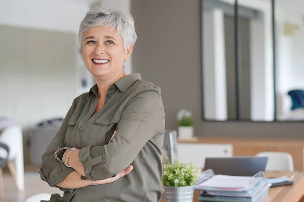 Retrato Uma Mulher Madura Atraente Com Cabelo Branco — Fotografia de Stock