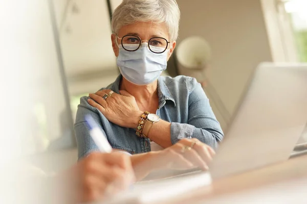 Mujeres Negocios Que Trabajan Oficina Con Máscara Facial —  Fotos de Stock