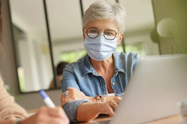 Mujeres Negocios Que Trabajan Oficina Con Máscara Facial —  Fotos de Stock