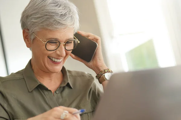Aantrekkelijke Oudere Vrouw Gesprek Telefoon Het Kantoor — Stockfoto