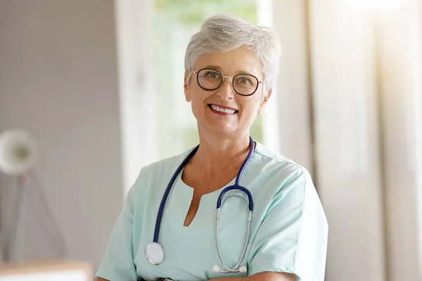 Retrato Veterinário Sorrindo Olhando Para Câmera — Fotografia de Stock