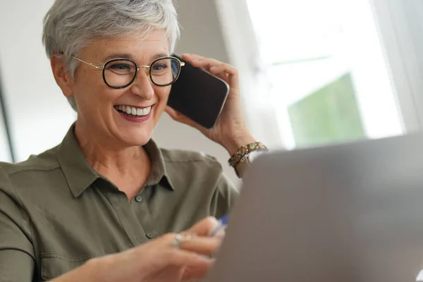 Aantrekkelijke Oudere Vrouw Gesprek Telefoon Het Kantoor — Stockfoto