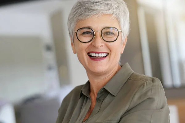 Retrato Una Hermosa Mujer Años Sonriente Con Pelo Blanco — Foto de Stock