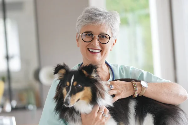 Köpekli Neşeli Veteriner Kadın — Stok fotoğraf