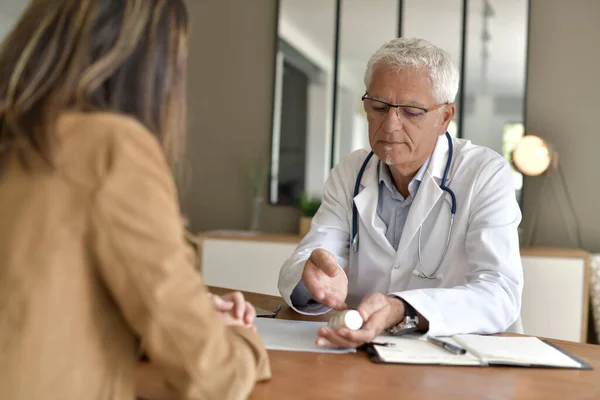 Médico Atendiendo Paciente Consultorio Imagen de stock