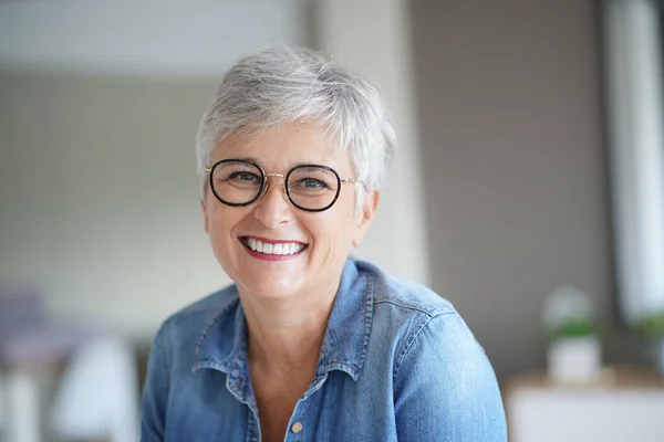 Retrato Uma Bela Mulher Sorridente Anos Idade Com Cabelo Branco Fotografia De Stock