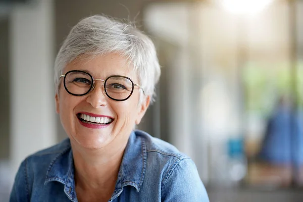 Portret Pięknej Uśmiechniętej Letniej Kobiety Siwymi Włosami Zdjęcie Stockowe