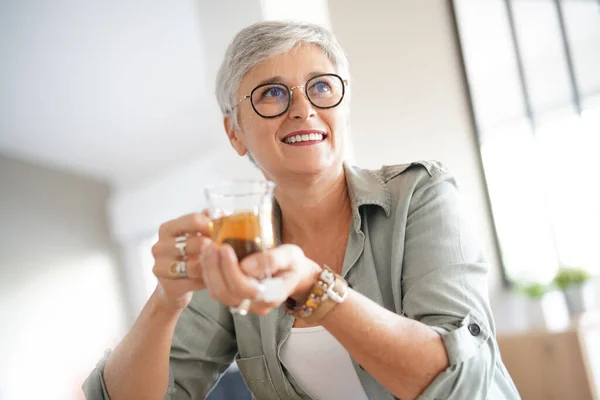 Retrato Uma Bela Mulher Anos Com Cabelo Branco Bebendo Chá Imagem De Stock