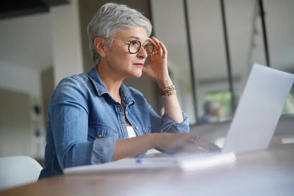 Retrato Una Hermosa Mujer Madura Años Con Pelo Blanco Trabajando Imagen de archivo