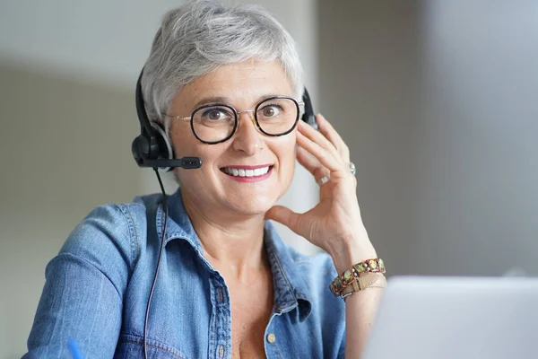 Femme Mûre Avec Les Cheveux Courts Gris Travaillant Maison Pendant Images De Stock Libres De Droits