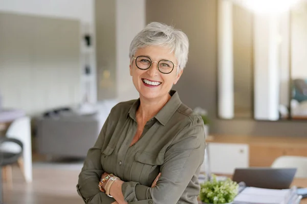 Ritratto Una Bella Donna Sorridente Anni Con Capelli Bianchi Fotografia Stock