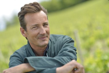 bağ vinegrower ayakta gülümseyen