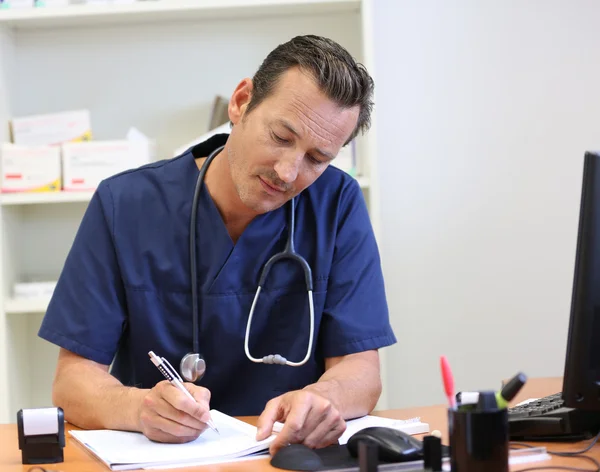 Médecin écrivant prescription médicale — Photo