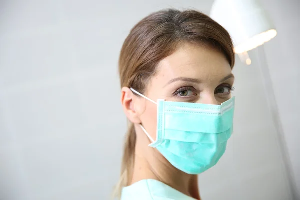 Surgeon woman wearing mask — Stock Photo, Image