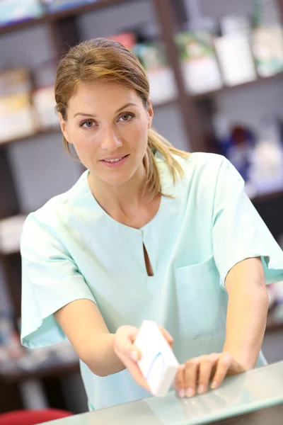 Pharmacist giving medicine to client — Stock Photo, Image