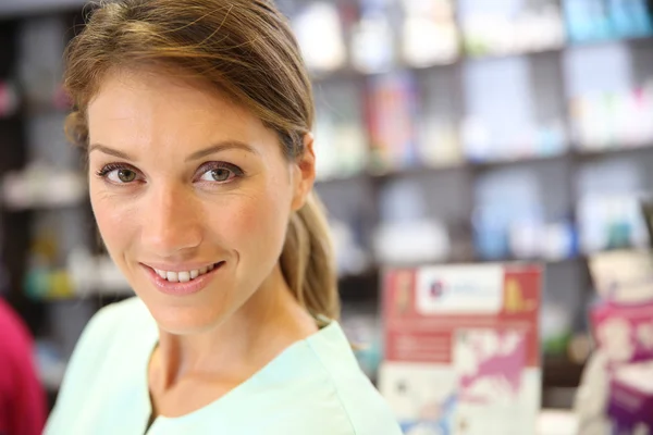 Sorridente farmacista donna in farmacia — Foto Stock