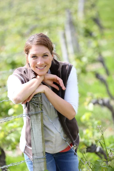 Mujer agricultora de pie en el viñedo — Foto de Stock